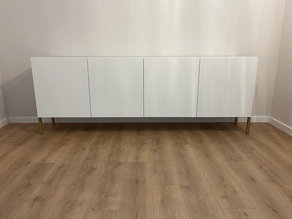 Buffet blanc strié à pieds laiton