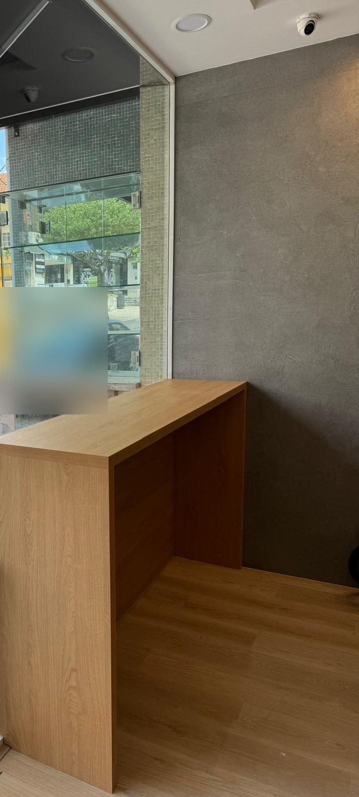 Comptoir d'entrée en chêne et enseigne du café