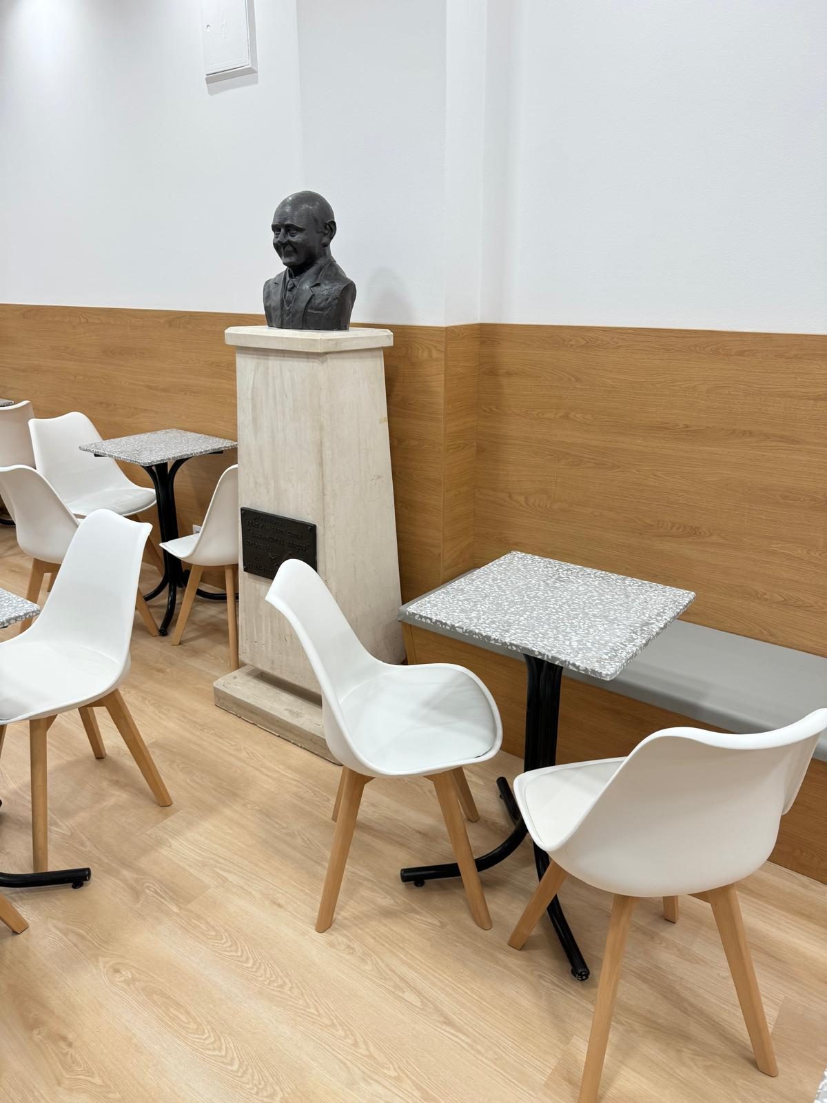 Coin salle avec tables à plateau pierre et sièges