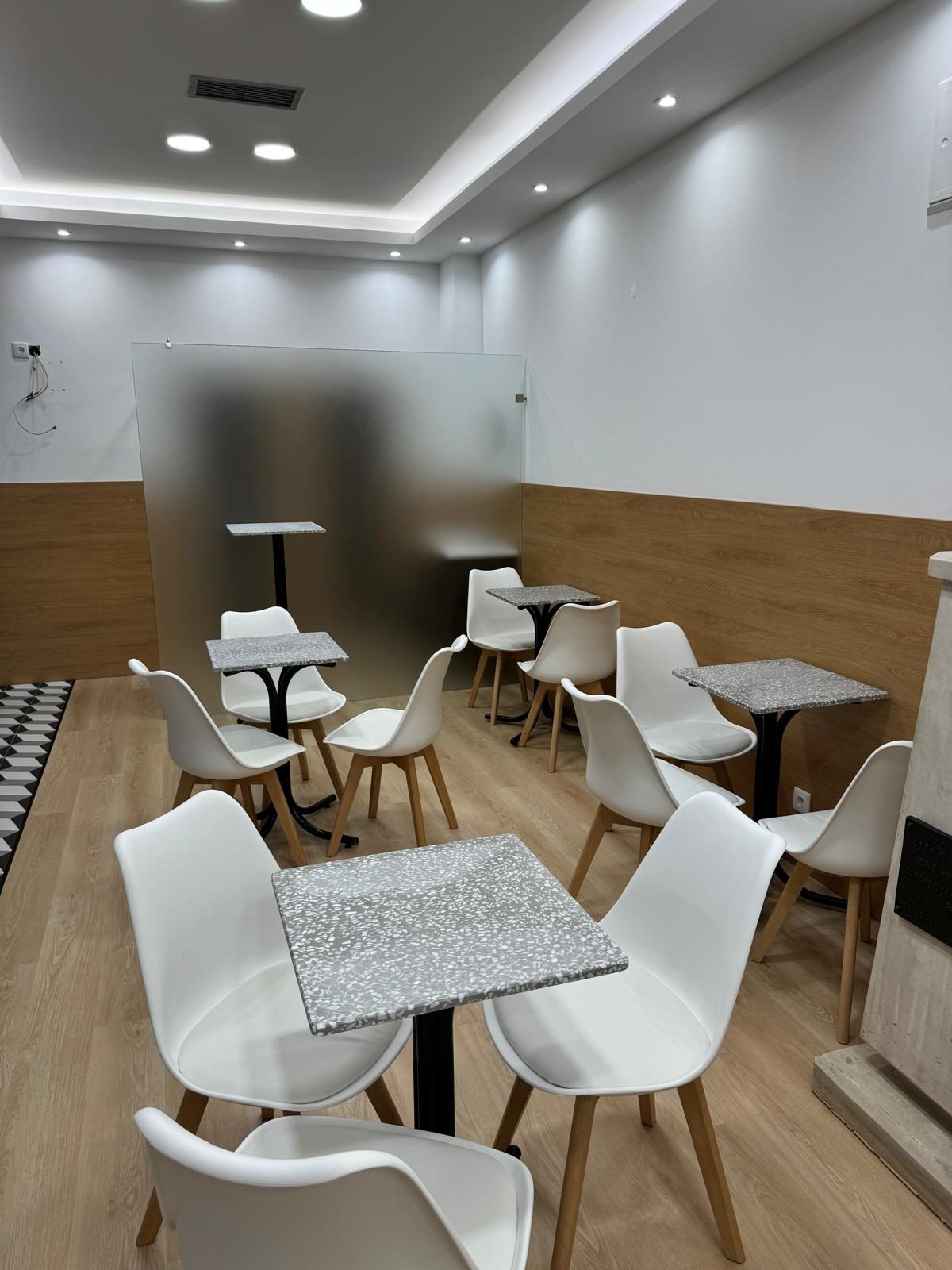 Café avec comptoir courbe en tasseaux