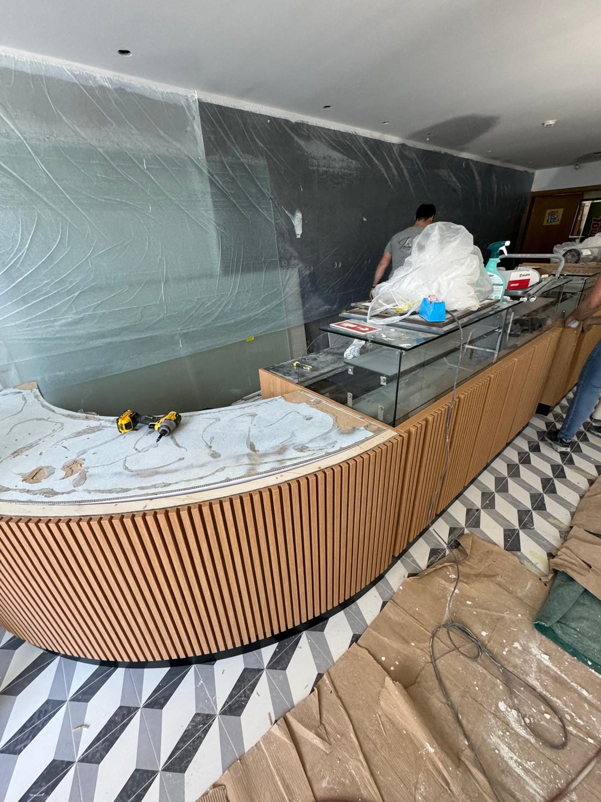 Structure du comptoir courbe et habillage en tasseaux en cours