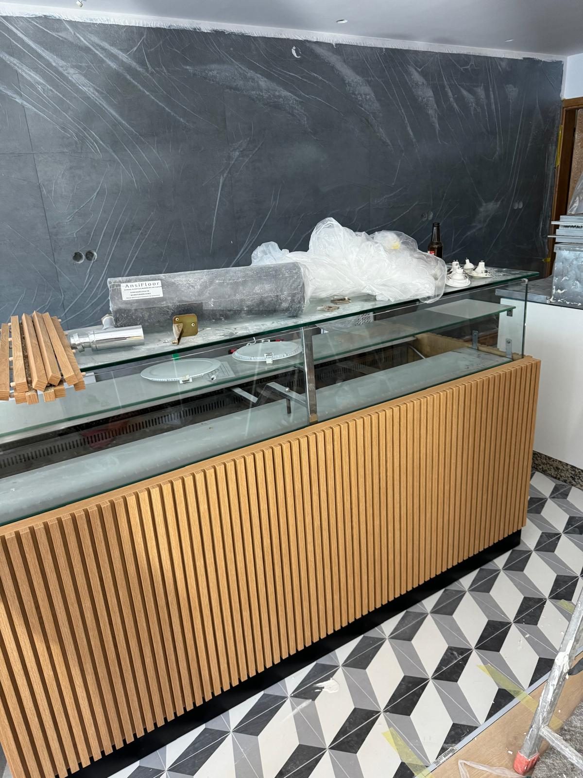 Plateau en pierre et vitrines réfrigérées en cours d'installation