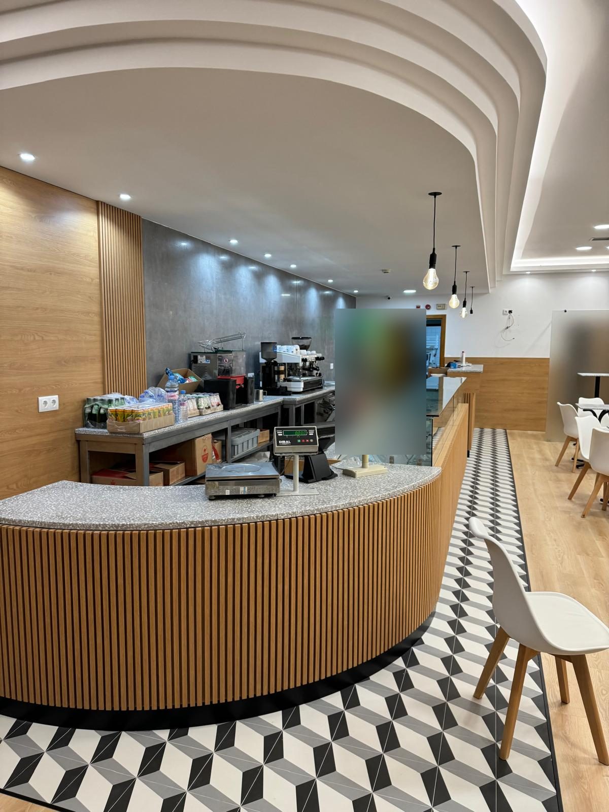 Café ouvert, comptoir en service avec machine