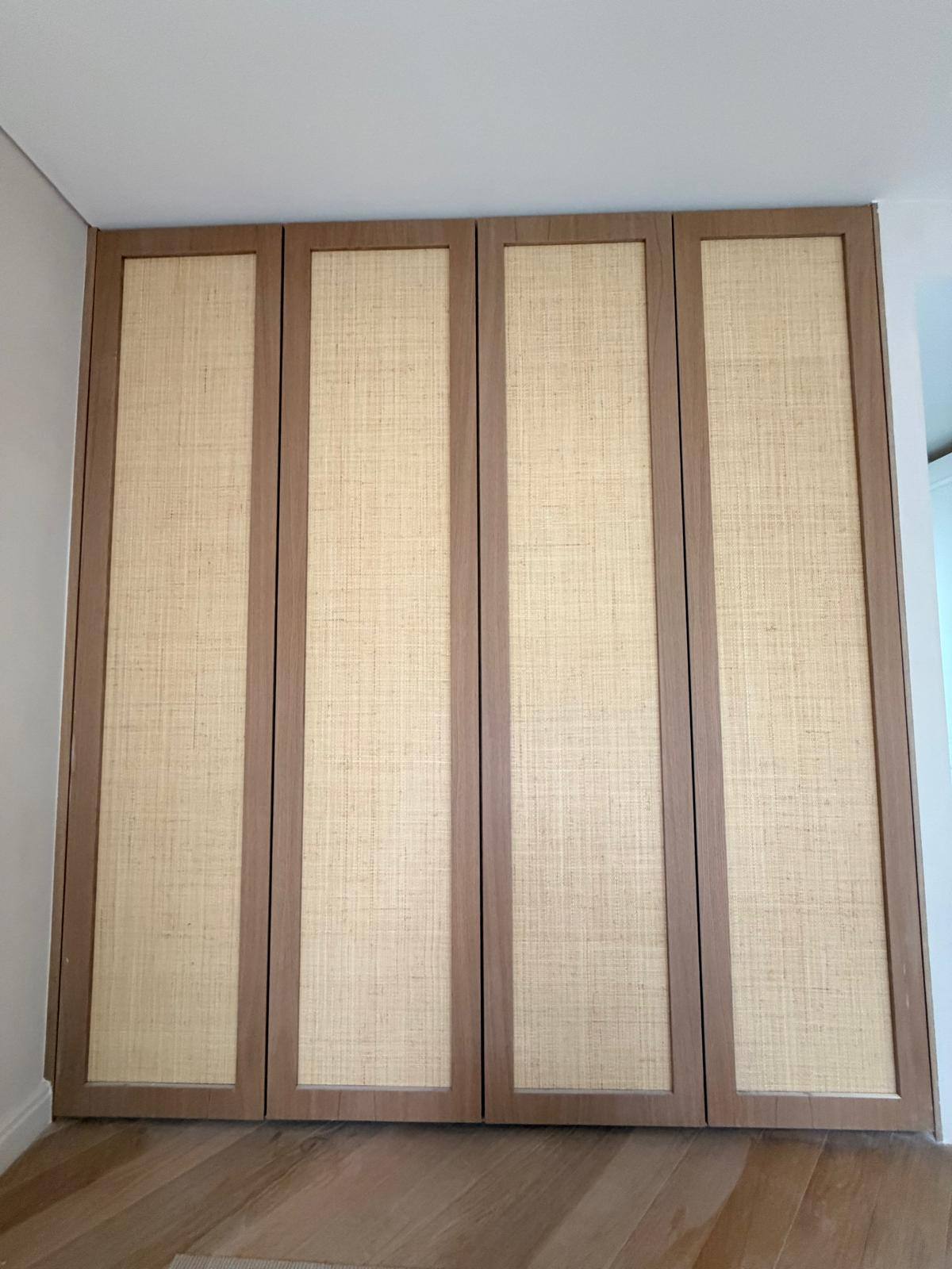 Façades d’armoire en bois et cannage