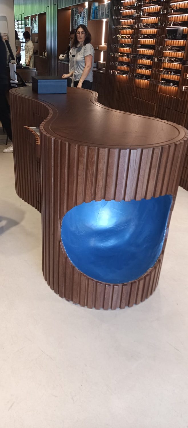 Comptoir teinté posé en boutique, vasque bleue