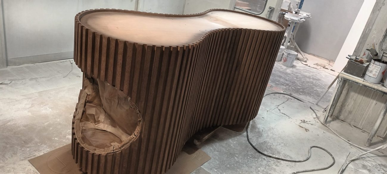Coque cintrée — courbes continues formées par rainurage