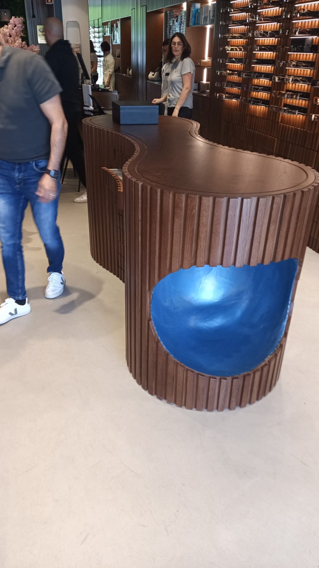 Détail de la vasque sculptée, laque profonde