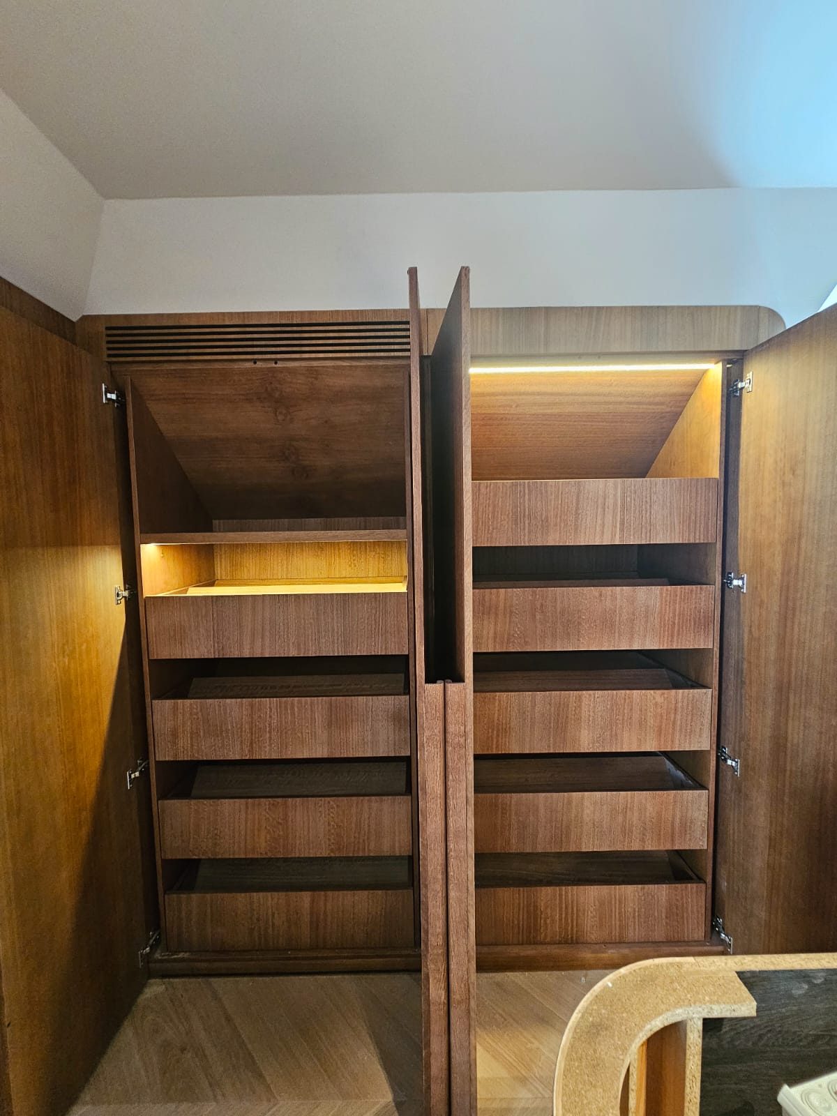 Intérieur du dressing : tiroirs coulissants et éclairage LED