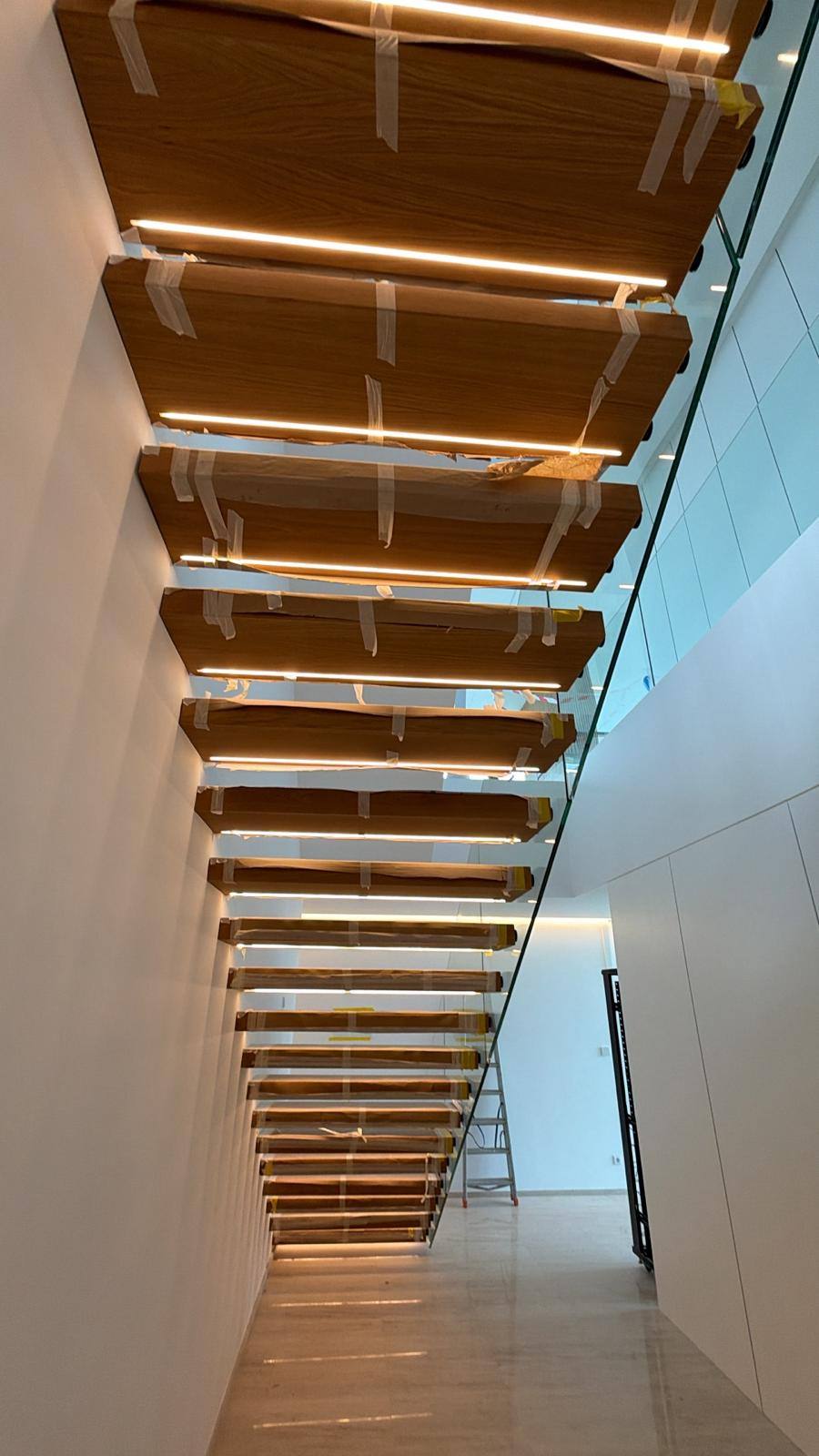 Sous-face d’escalier suspendu avec rubans LED