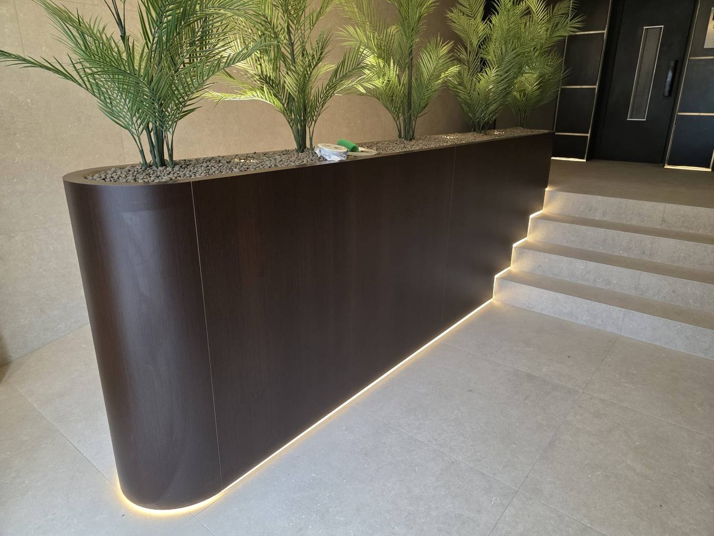 Jardinière en wengé dans un hall d’immeuble