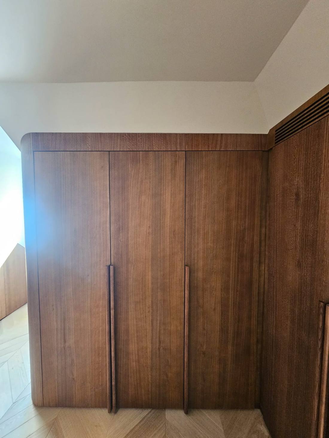 Armoire en noyer à poignées sculptées