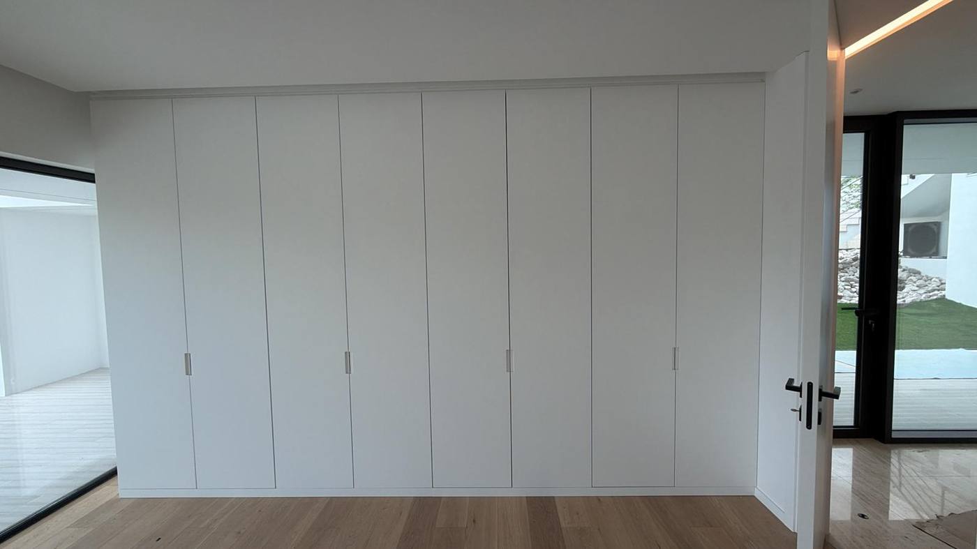 Mur de placards blancs toute hauteur