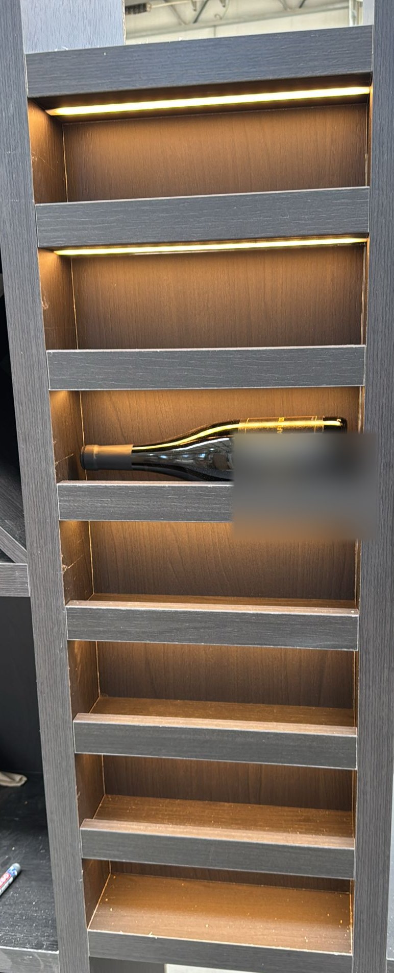 Cave à vin sur mesure, présentoirs rétroéclairés