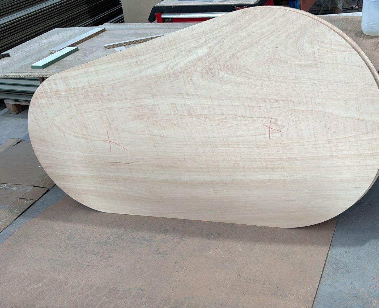Plateau organique cintré en cours de fabrication