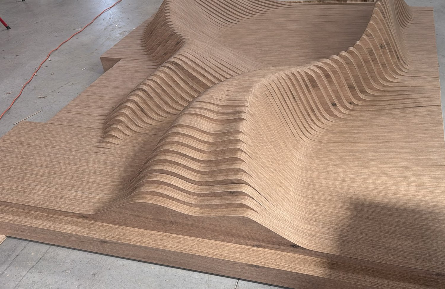 Relief paramétrique sculpté en strates de bois