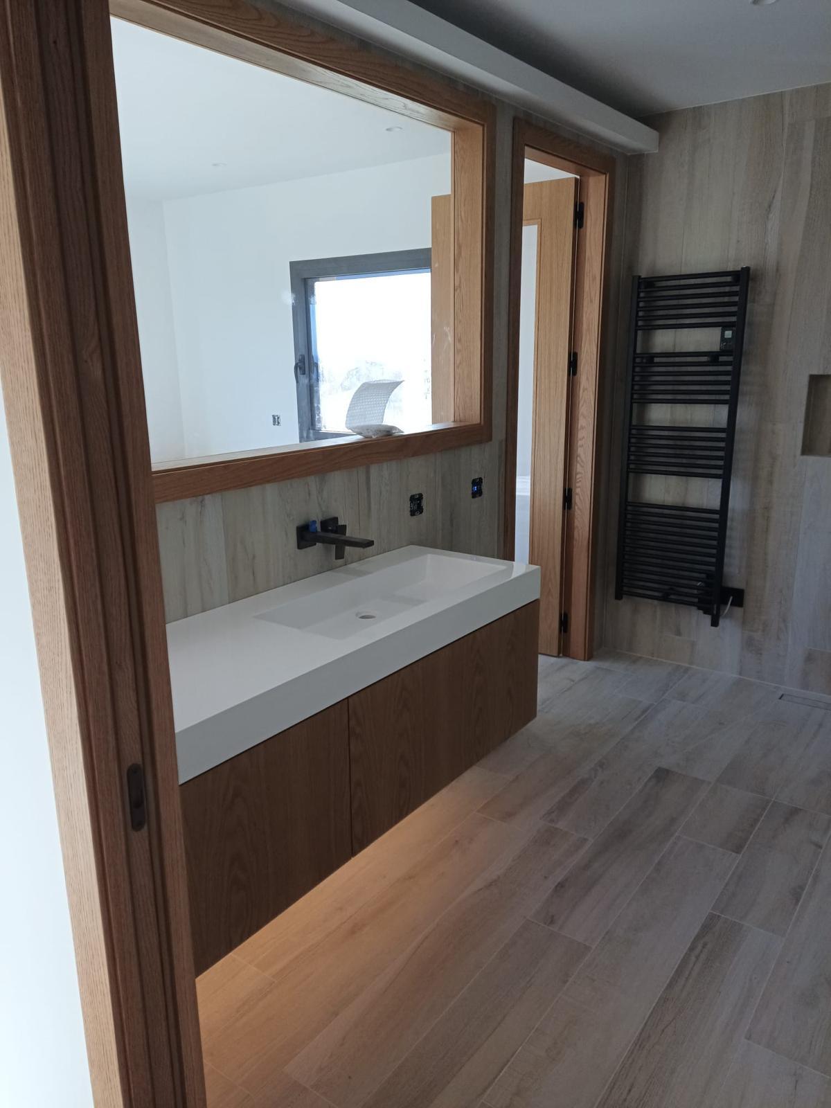 Salle de bains avec meuble chêne suspendu