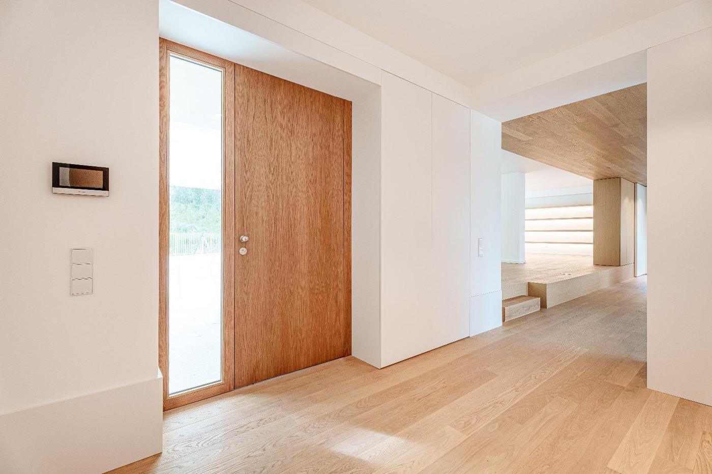 Porte d'entrée en chêne sur mesure et hall habillé de bois