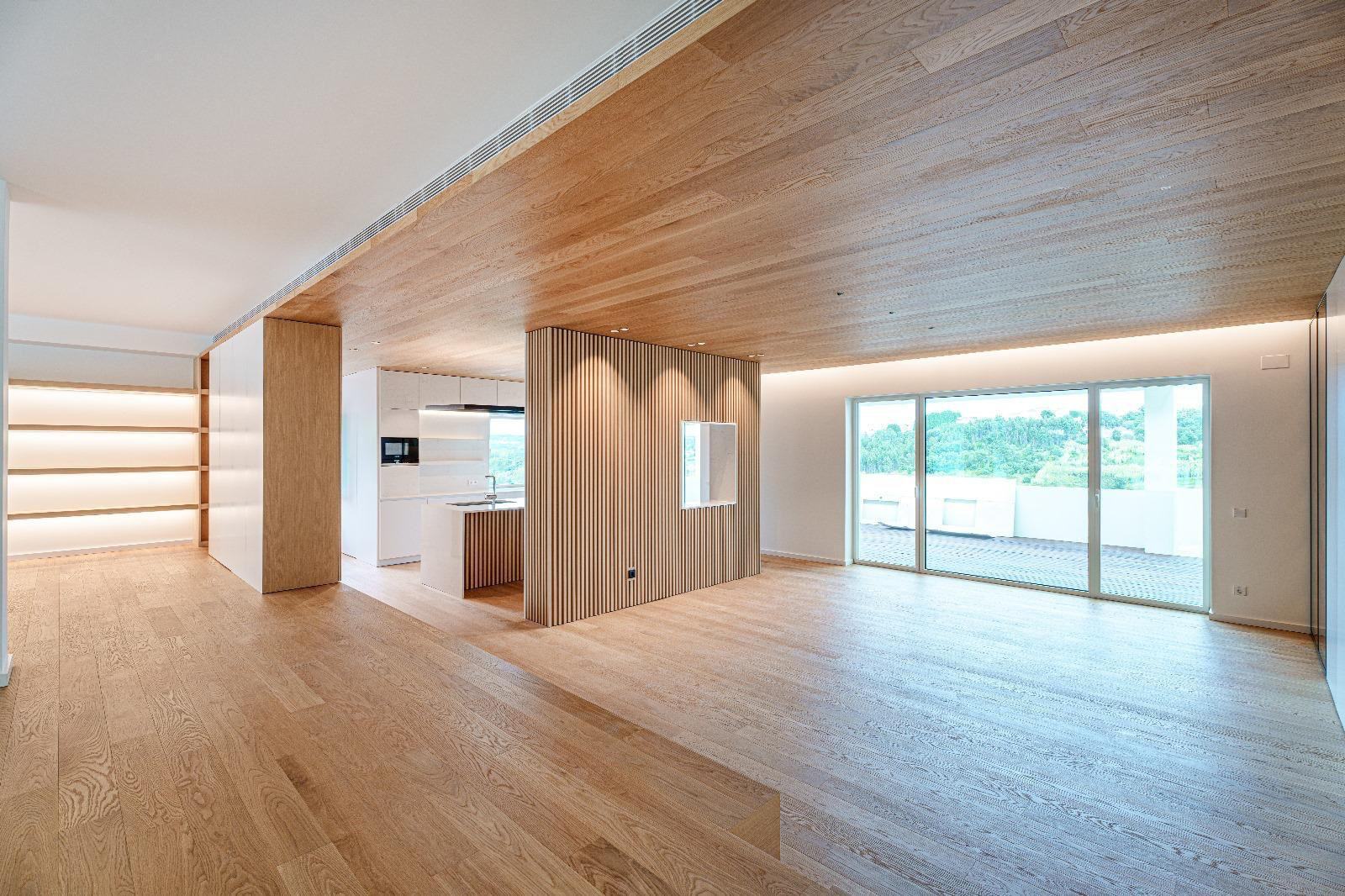 Séjour de villa avec claustra et plafond chêne